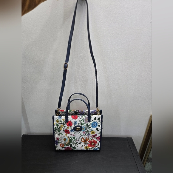Gucci Flora Medium Tote - Picture 11 of 16